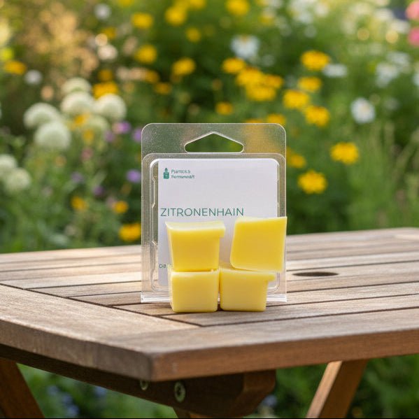 Duftwachs zitronenhain auf einem Tisch im Garten präsentiert